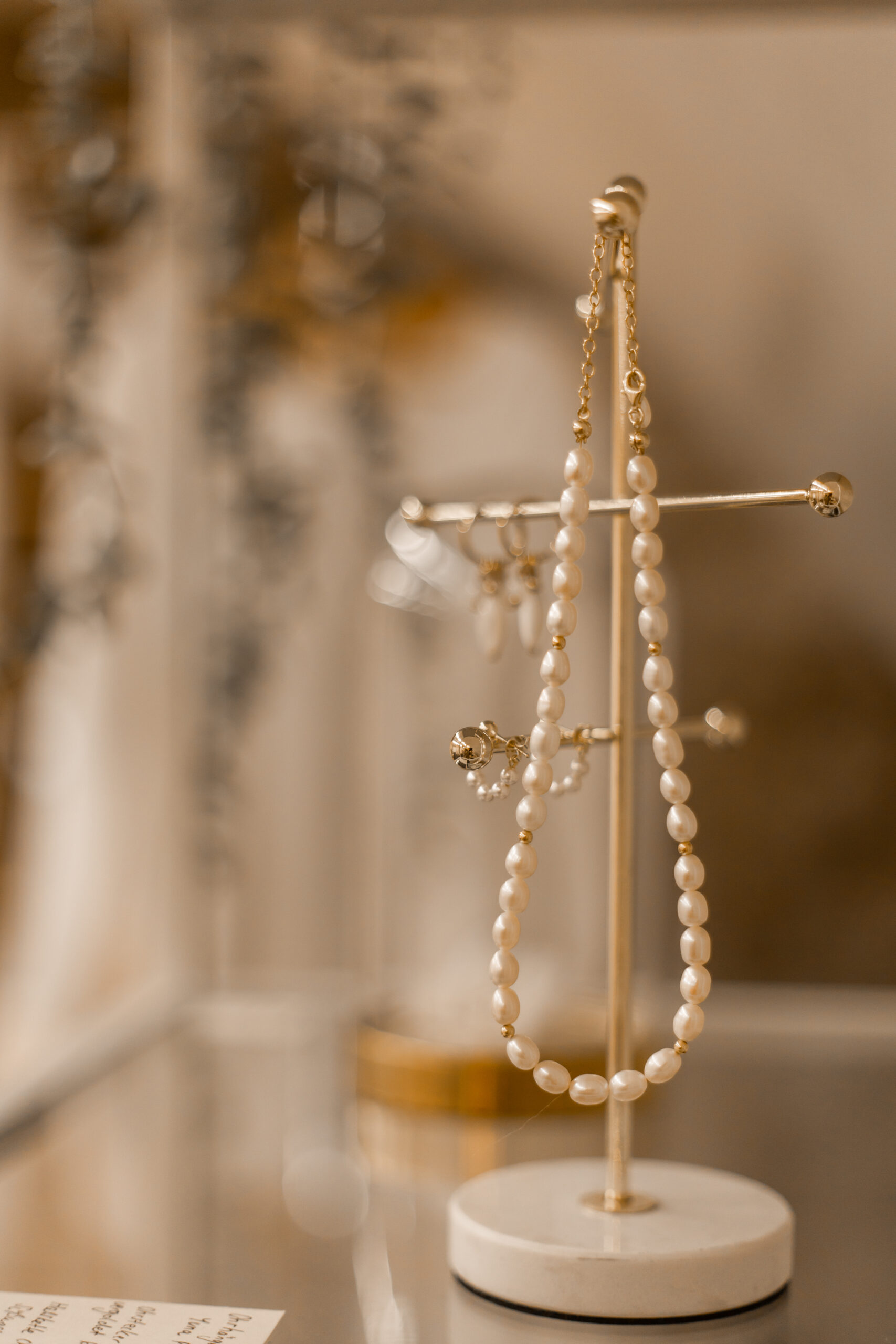 Schmuck Crystal Art auf Schmuckständer, Perlenkette mit Süßwasserperlen