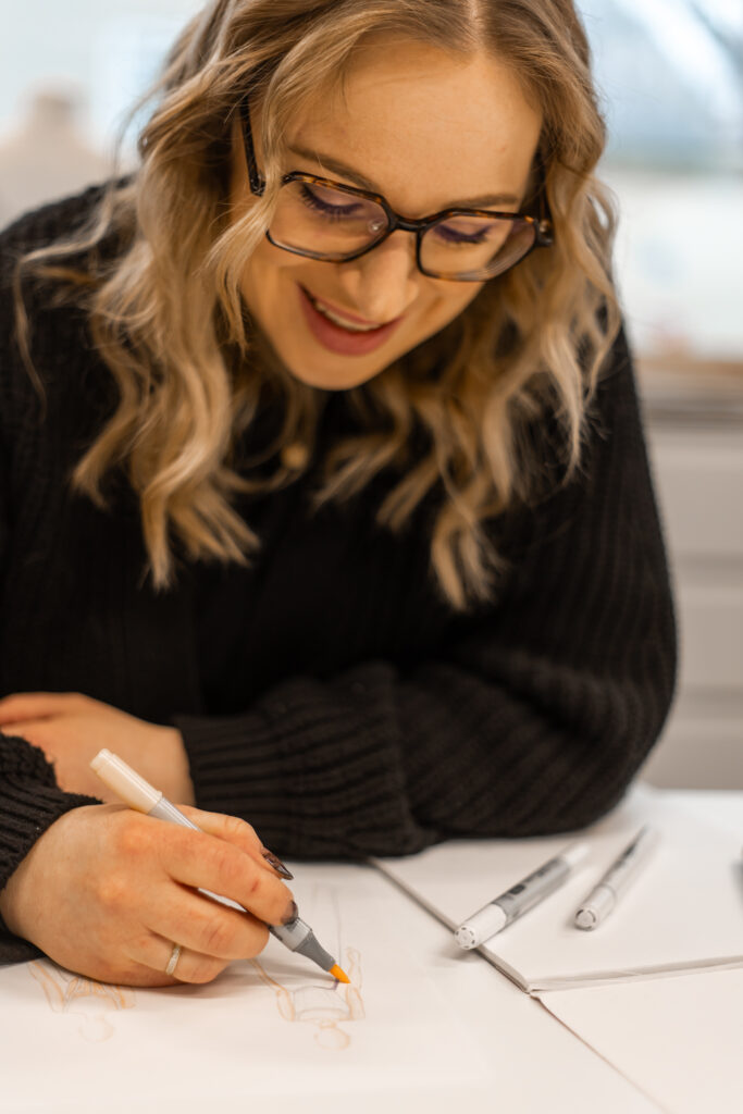 Modedesignerin und Maßschneiderin Lisa Dörr mit Modezeichnung