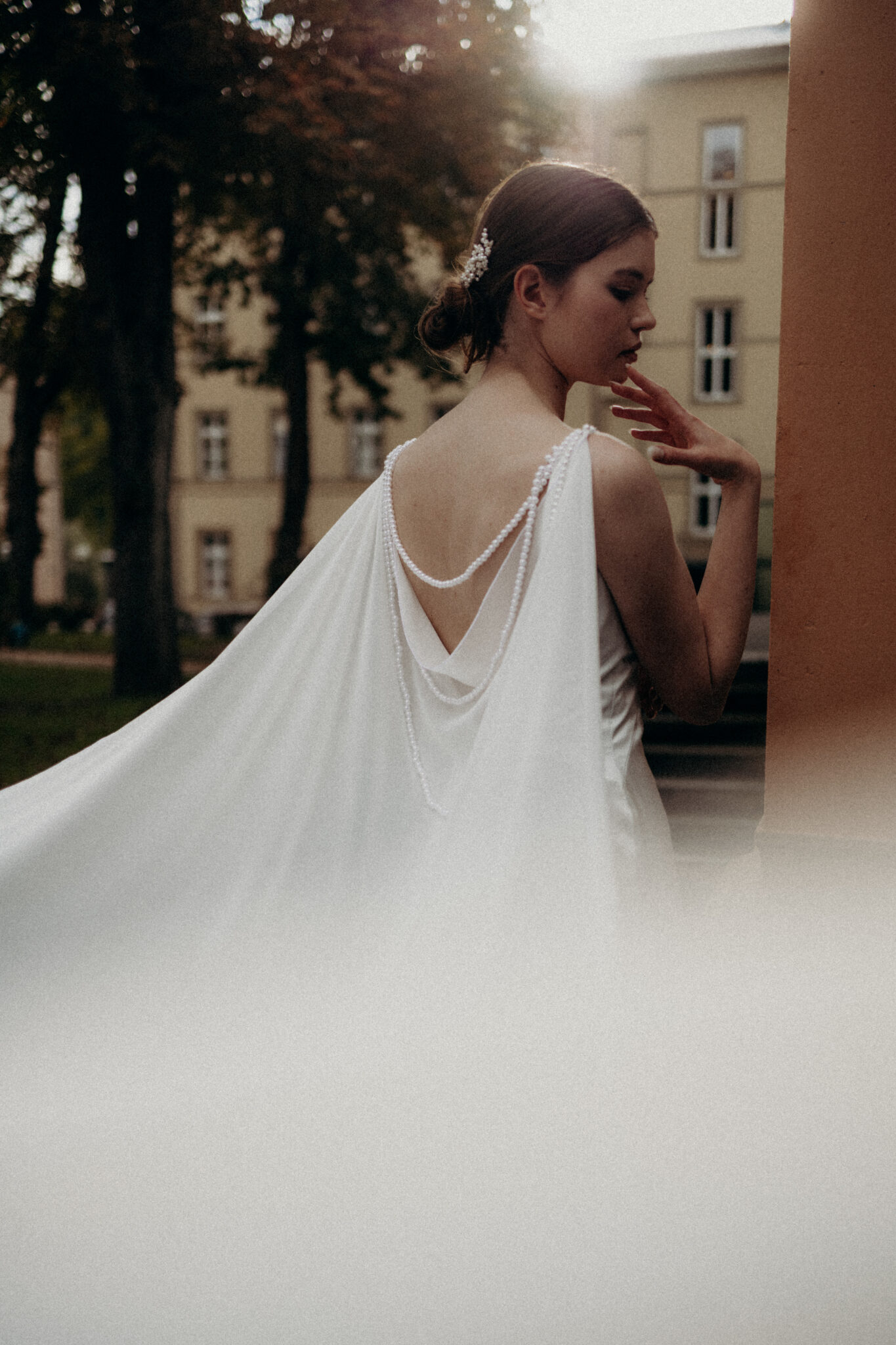 Braut im Brautkleid Suki aus der Loveletter Collection von Lisa Dörr Couture, vintage inspiriertes Seidenkleid mit Beinschlitz, V-Ausschnitt und Chiffoncape mit Perlenketten