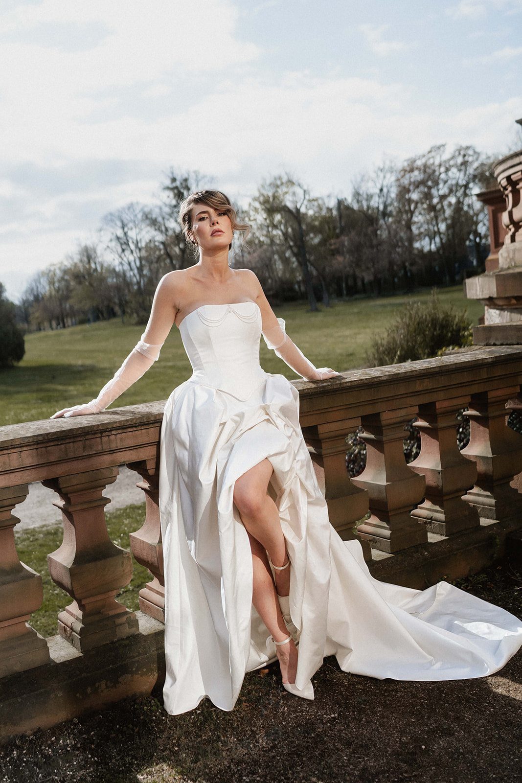Braut im Brautkleid Winnifred, Corsagenkleid mit Perlenverzierung, Spitz zulaufender Corsage und trendigem gerafften Rock mit sichtbarem Bein, royal